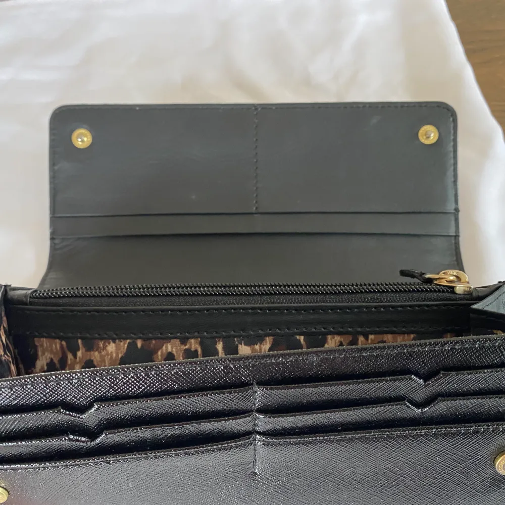 Snygg Victoria Secret plånbok med leopard mönster inuti. Säljare står för frakt❤️. Väskor.