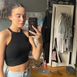 populärt linne från zara storlek s - säljer nu detta fina och populära linne ifrån zara! linnet är i storlek s och passar även xs. det är endast använt fåtal gånger så är i nyskick💕