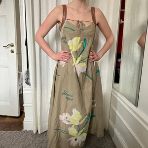 unik klänning - storlek: M-L. personen på bilden är 160cm. möts upp i stockholm eller fraktar. 💌