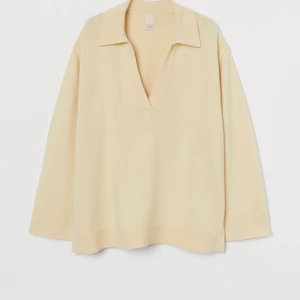 H&M gul tröja i ullmix - H&M trend gul finstickad tröja i merinoull mix. Storlek S men passsar xs och m. Lite oversize i modellen! 