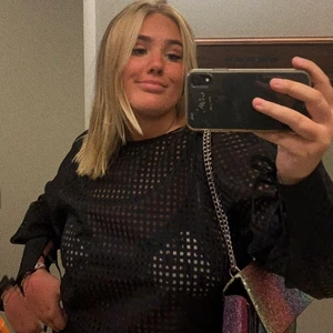 Topp - Så fin och cool topp😍Genomskinlig men så snygg över ett linne eller någon snygg bh!! Storlek 42 men passar ca S-L beroende på önskad passform💕Köparen står för frakten💌💌