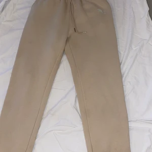 Hidden Cult mjukisar  - Hidden cult mjukisar i storlek S, använda 1 gång. Säljs inte längre i webbshoppen. Det står explicit på baksidan. Kostade 900kr men säljer för 400kr