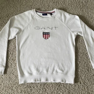 Gant sweatshirt vit stl 176  - Vit gant sweatshirt med stor logga, använd några gånger men är i bra skick. Ganska stor i kragen. Stl 176. Köparen står för frakten. Inget återköp