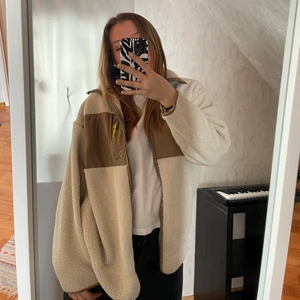 Tröja/ tunn jacka från h&m - Fin tröja/jacka som är rätt oversized, från h&m i storlek s. Köpt för ungefär ett halvår sen och använd ca 3 gågnger.  Jag säljer den för att den inte kommer till användning. 200 kr + 66 kr frakt