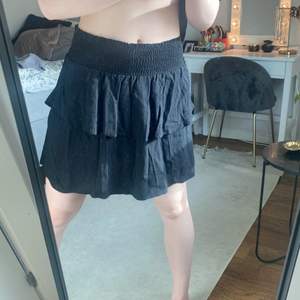 En svart plisserad kjol från Gina. Nästan aldrig använt så den är i väldigt gott skick. Jag tvättar och stryker den innan jag skickar.