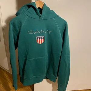 Gant, strl S - Grön Ganthoodie i strl S i herrstorlek. Mkt lite använd så i väldigt gott skick. 