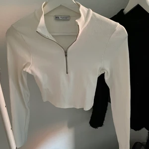 Långärmad vit tröja  - Säljer den här jättefina långärmade tröjan som jag köpt från zara förra året  🤍