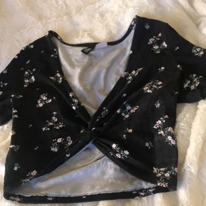 Tröja från H&M i st XS - En tröja från H&M i st XS. Tröjan är i använt skick och är begagnad sedan innan men det är ingenting jag stör mig på och den ser inte sliten ut. Jag säljer tröjan då den är väldigt urringad och känner mig inte bekväm med det men den är väldigt fin på❤️