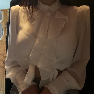 Blus  - Säljer denna jätte fina blusen då jag tyvärr inte gillade hur den satt på mig