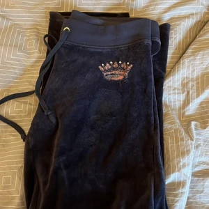 Juicy byxor - Säljer Juicy byxor som är mörkblåa, tyvärr är märket lite slitet så säljer dom lite billigare. Det är en gammal model