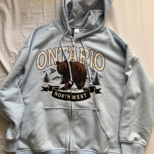 Oversized munkjacka från H&M - En graphic zip-up från H&M i storlek L. Den är nästa oanvänd, köpt för 300kr