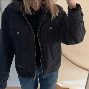 Jacka  - Marinblå Manchesterjacka från Brandy Melville!! Nypris 650 och knappt använd. Frakt tillkommer