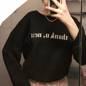 ARIANA GRANDE H&M MERCH - Säljer denna thank you, next tröja i storlek xs eftersom den inte kommer till användning. Den är från H&M och orginalpris 199 kr. Den är i bra skick. Skriv gärna frågor eller för fler bilder. Möts gärna upp I Stockholm💛 Frakt och pris kan diskuteras. 