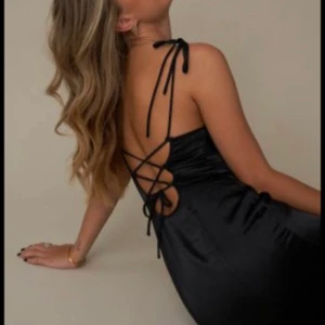 Hanna schönberg silkes klänning  - Jättefin Midi silkesklänning. Kan skicka fler bilder. Helt oanvänd. Från Hanna schönberg x nakd. Frakt tillkommer på 66kr.