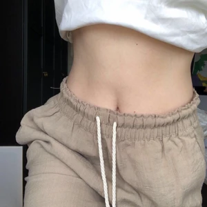 Linnebyxor  - Säljer dessa beiga trendiga linnebyxorna ifrån hm, så himla sköna. Säljer pga vill ha ett par mindre loose. Dom är aldrig använda så i nyskick. Kan skicka fler bilder och bara att skriva vid frågor🤎🤍