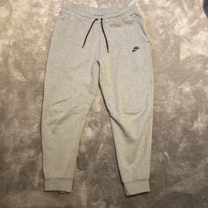 Nike tech fleece byxor. St L - Nike tech fleece byxor, knappt använda 