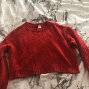 Säljer den här röda stickade tröjan fån hm har it använt den så mycket säljer den 20kr plus frakt ❤️