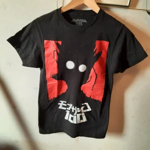 Mob Psycho Tshirt - ‼RABATT NÄR DU KÖPER FLERA TSHIRTS OCH HÄMTAR I STOCKHOLM‼ Loot crate exclusive tshirt med Mob Psycho 100 print, bra skick. Säljer många tshirts för att få utrymme i garderoben, så kolla gärna min profil. 🌷2st för 80kr🌷 3st för 100kr🌷5st för 130kr🌷(endast upphämtning)