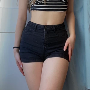 Svarta shorts - Stretchiga svarta shorts. Asbekväma och passar med allt men jag har köpt nya så säljer nu dessa :p Jag skulle säga att de passar xs-s :)