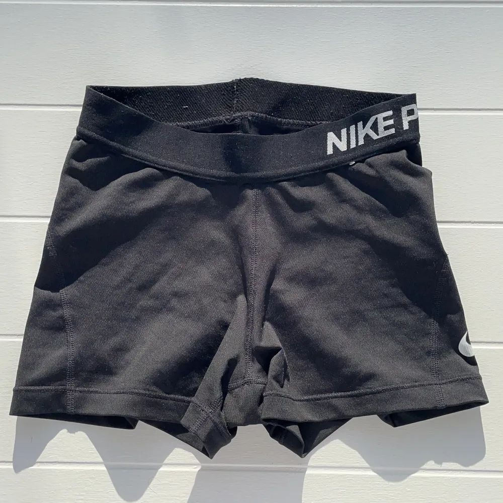 Svarta Nike shorts som passar perfekt till träning exempelvis. Shortsen är i storlek XS och är töjbara.🤍🤍. Shorts.