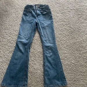 ‼️Mellanblåa midrise bootcut jeans barn‼️ - Säljer dessa jeans då de inte passar längre. Storlek: 140 9/10 år. De är 1 år gamla men de är i bra skick, inga sömmar eller knappar som är sönder.  Jag är 150 cm.