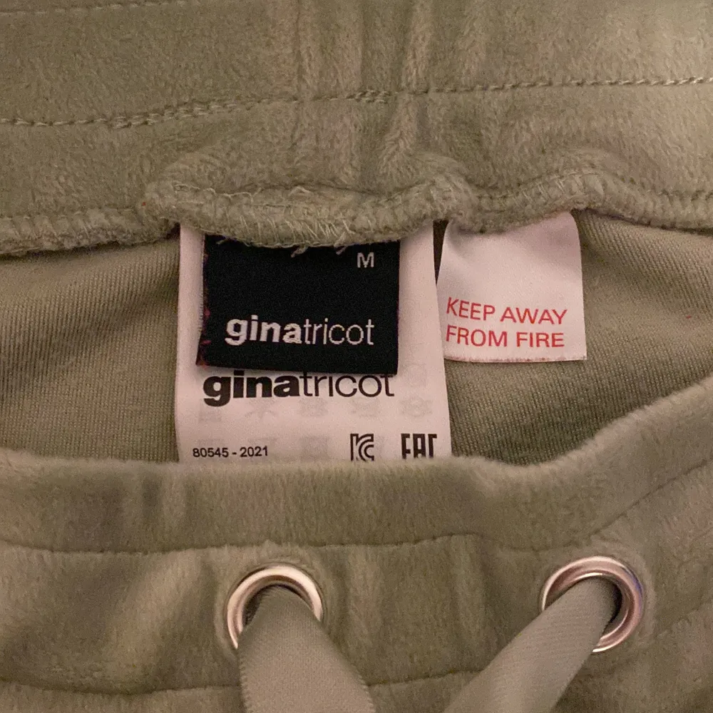 Ljusgröna mjukisbyxor från Gina Tricot i strl M, använda 1 gång men passa inte riktigt, nypris: 229kr . Jeans & Byxor.