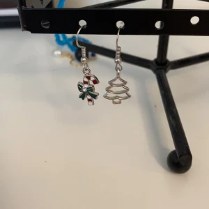  Säljer med fina jul Örhängena🤍💜 - Dom är jätte fin och dom är väldigt nya perfekt till julen