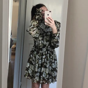 Klänning 👗  - Klänning ifrån Chiquelle i storlek S 💗 superfin nu till sommar!! Den är som en klänning men under kjolen så är det som shorts 💓 använd 1 gång 🙌🏻🙌🏻