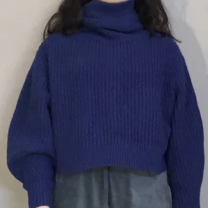 Overzised blå tröja - Tröjan är storlek S.  Den är i helt perfekt skick.  Väldigt varm och mysig.   Skickas från Malmö och frakt behövs inte betalas.   Funkar för både tjejer och killar. Skriv vid intresse! 🤍