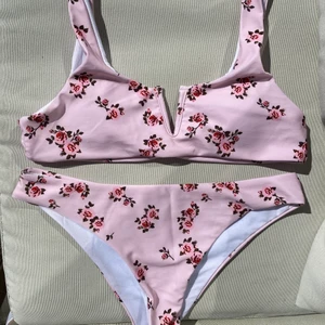 M - Säljer denna superfina bikinin från Shein, så fin till sommaren! 💗 Storlek M men skulle säga att den är mer som en S. Fint skick, endast använd ett fåtal gånger förra sommaren 🌸
