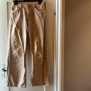 Super fina beiga jeans från Monki i modellen ”YOKO” storlek 30. De är nästintill oanvända och sitter väldigt fint på. 💕 pris 200kr + 99kr frakt