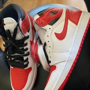 Air Jordan 1 Heritage  - Storlek 39, sällsynta skor som bara fick o beatälla från Nike appen! Dom ligger frf i förpackningen och är inte rörda. Priset går o diskutera!