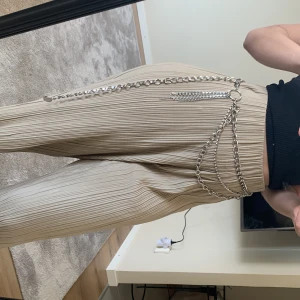 Silver skärp - aldrig använd. Du kan anpassa efter alla storlekar. 