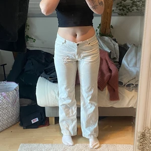 Vita low waist manchester  - Vita vintage manchester byxor med bra pass form och bra material! Passar även på killar då det finns rum för lilla snoppis 🥳