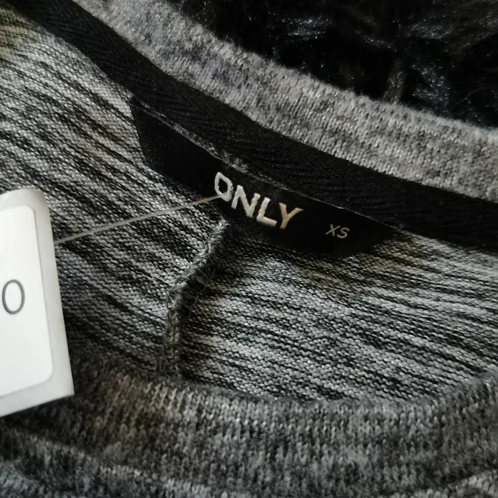 Säljer denna gråa tröja från Zalando som bara legat i min garderob och har aldrig använt den. ☁️ Kan mötas upp i Stockholm, men kan absolut också skicka paket! ✨ Köpare står för frakt! (Läs bio för mer info) . Toppar.