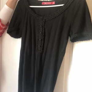 Svart topp - Svart T-shirt från indiska. Knappar fram och detaljer i ärmar!❤️