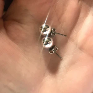 Silver coloured earrings - Metal earrings, silver toned but I don’t know what kind of metal they are.  They are quite heavy but comfortable to wear. they are very dainty not silver box not included 