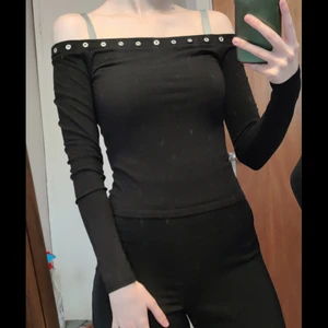 Offshoulder topp - En svart offshoulder topp från h&m