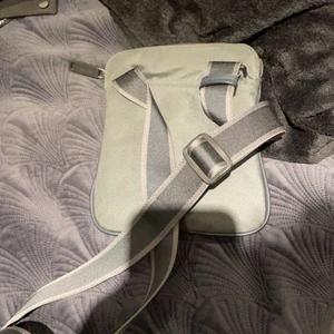 Hugo väska - Använt en halv sommar och den är som ny. Inga skador på väskan, precis som ny. Original pris 1.100kr