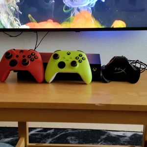 Xbox One x, två handkontroll, SSD - snälla läs andra bilden snälla läs andra bilden snälla läs andra bilden snälla läs andra bilden. Kan skickas om köparen står för frakten och emballage.