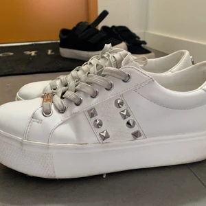 Steve madden - Steve madden skor som inte kommer till användning längre! Ny pris 1000:-.