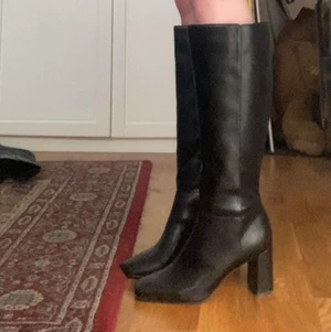 Oanvända svarta stövlar - Supersnygga stövlar med läderimitation från märket Mark&Spencer. Dem är köpta på zalando för 700kr men jag använder aldrig dessa så därför säljer jag. Frakt blir 66kr💕