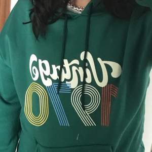 Säljer den här fina gröna hoodien för 85 + frakt. Den är i storlek S och har använt den 3 gånger<3Dm om intresse, frågor och flera bilder
