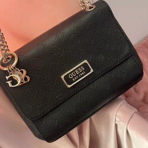 Guess väska  - Oanvänd guess väska, både lång och kort handväska. Fräsch och snygg. Ordinarie pris 1200kr