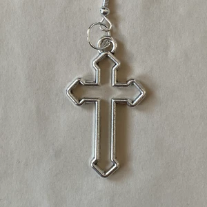 ✞ öronhängen - hemmagjorda öronhängen, korsen är 3cm långa. skriv vid frågor <3 pris diskuteras tsm +frakt 🤍 bud ligger på 50+ frakt