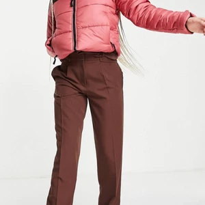 The North Face cropped jakke - Helt ny North Face jakke. Den er aldrig brugt, da den ikke passede mig.   Str. S   Skriv endelig for flere billeder eller ved spørgsmål☺️                   Ny pris er 1.739 DKK/ 2.408 SEK