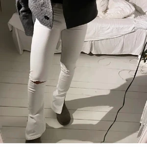 Vita jeans zara slits  - Säljer ett par vita jeans från zara med slits. Fint skick 