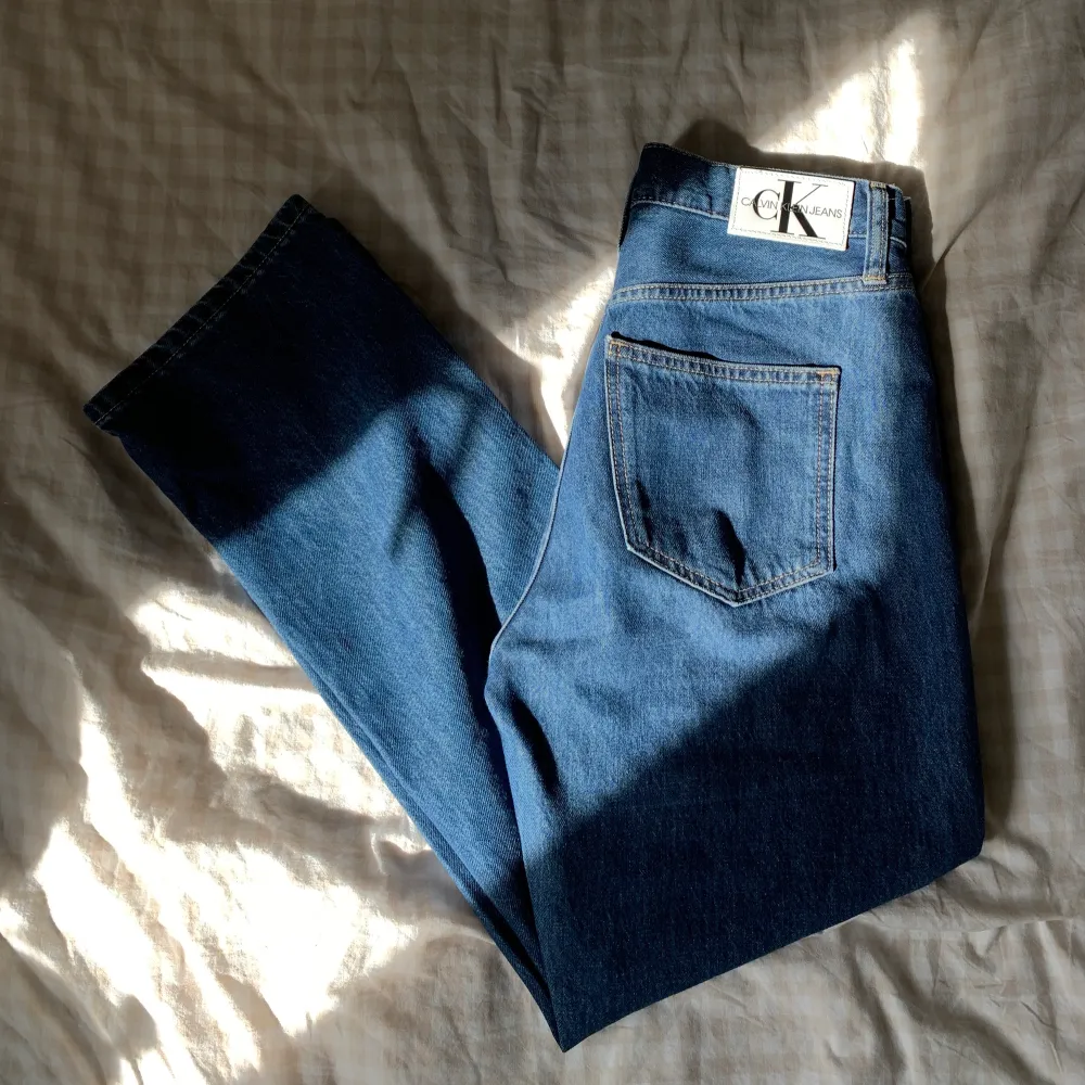 Säljer tyvärr dessa så snygga jeansen från Calvin Klein då de är lite för små för mig. Använda 1 gång! Nypris: 1099kr 💙 Mitt pris 700kr 💙. Jeans & Byxor.