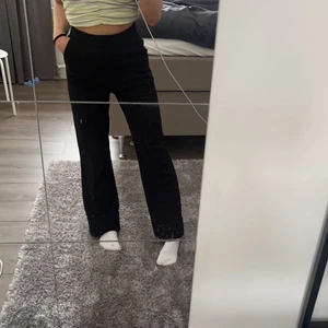 Kostymbyxor nakd x hanna schönberg - Fina kostymbyxor aldig använt (min spegel är smutsigt inte fläckar på byxkorna) , köparen står för frakten 