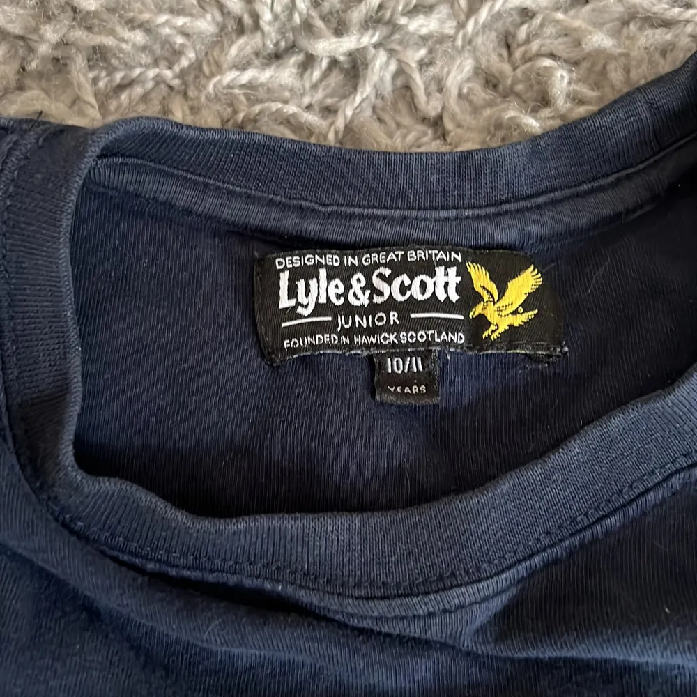 Säljer en Lyle&Scott tröja som kommer aldrig till en användning pga för liten. Passar till 10-11 åringar. Tröjan har inga skador eller några problem. Tröjan är i helt enkelt bra skick. Ny pris 200kr-250kr säljer för 100-150kr. Kontakta för eventuella frågor eller om du är intresserad! 💞. Skjortor.